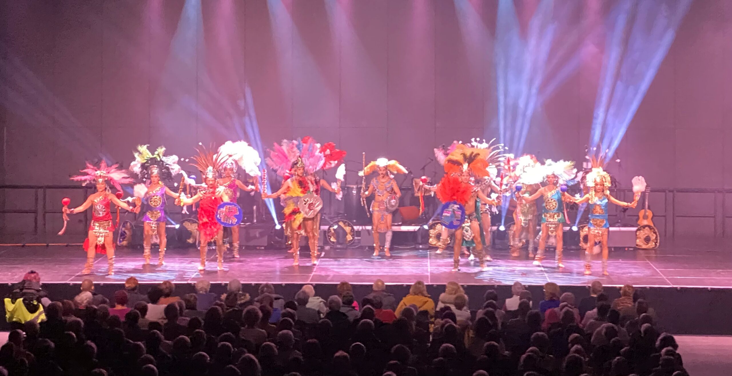 Un spectacle haut en couleur pour les seniors ! - Mairie de Quincy ...