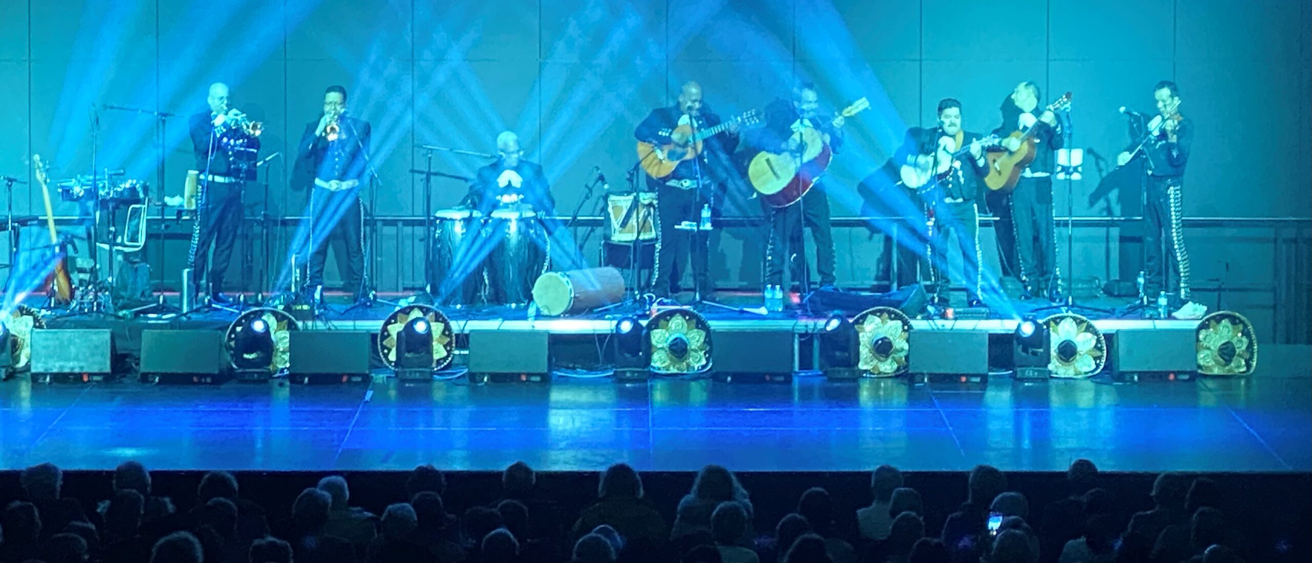 Un spectacle haut en couleur pour les seniors ! - Mairie de Quincy ...