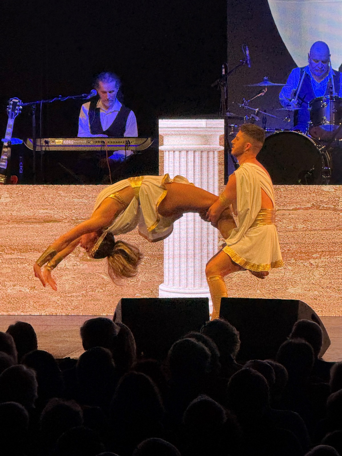Un superbe spectacle franco-américain pour les seniors ! - Mairie de ...