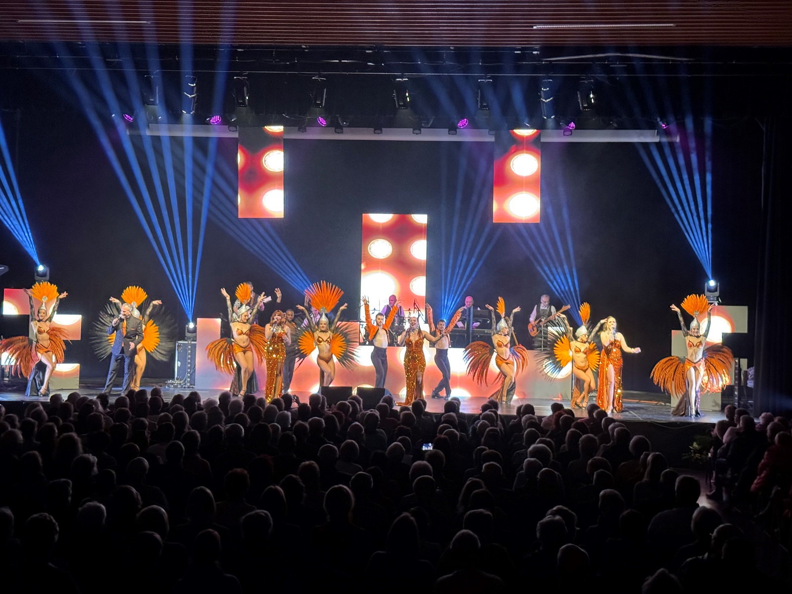Un superbe spectacle franco-américain pour les seniors ! - Mairie de ...